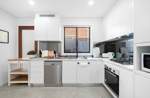 West Ryde House | *Spacious 5BR West Ryde Home Parking Perfect for Groups