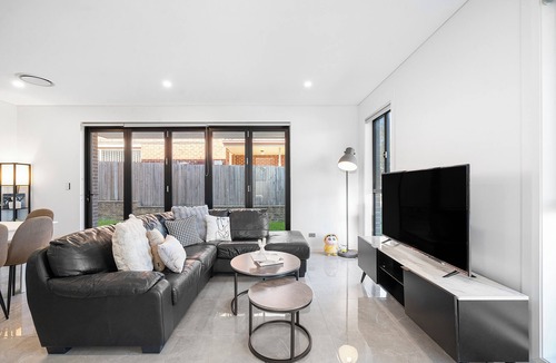 West Ryde House | *Spacious 5BR West Ryde Home Parking Perfect for Groups