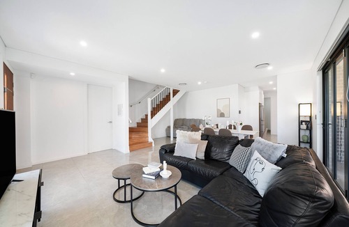 West Ryde House | *Spacious 5BR West Ryde Home Parking Perfect for Groups