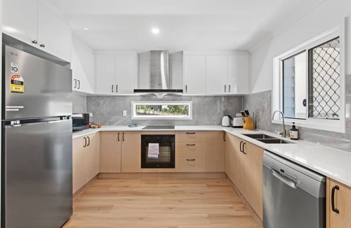 Herston House | Spacious 6BR Home Near Brisbane CBD & RBWH