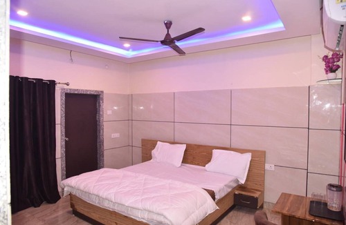 Mohangarh Hotel | Spacious 8-bedroom hotel in beautiful Lucknow with AC comfort