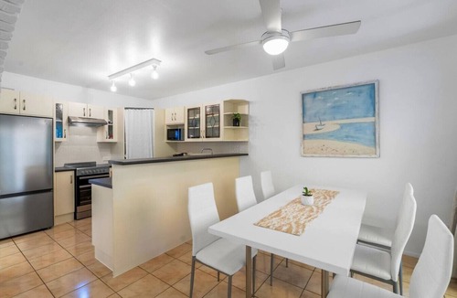 Cairns North Villa | Spacious and Central - 3 bedroom, 2 bathroom Townhouse with Swimming Pool and Carpark