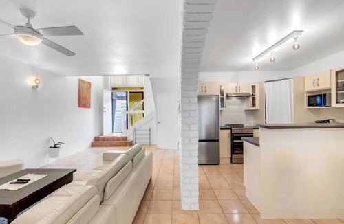 Cairns North Villa | Spacious and Central - 3 bedroom, 2 bathroom Townhouse with Swimming Pool and Carpark