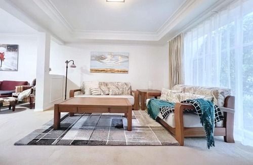 Doncaster House | Spacious and Elegant house with study room in Doncaster