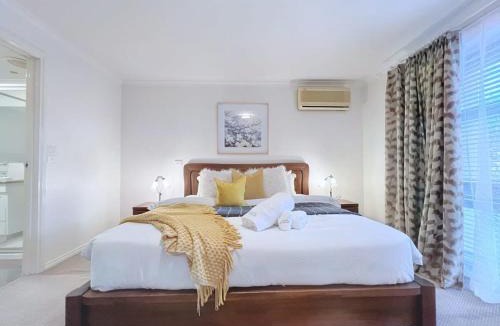 Doncaster House | Spacious and Elegant house with study room in Doncaster