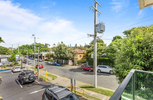 Bulimba Apartment | Spacious and Superb 3-Bed Apartment