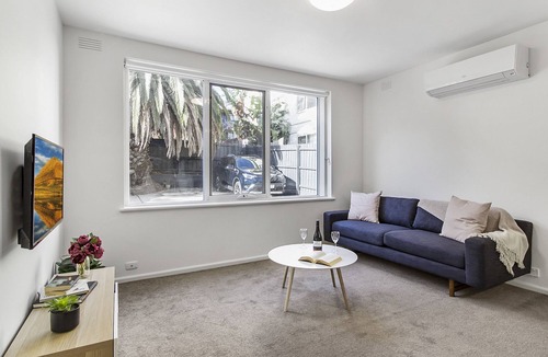 Saint Kilda South Apartment | Spacious apartment within minutes of Acland Street
