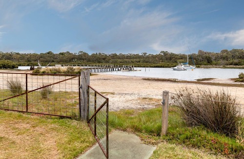 Warneet House | Spacious Beach house with Estuary Views with kayaks