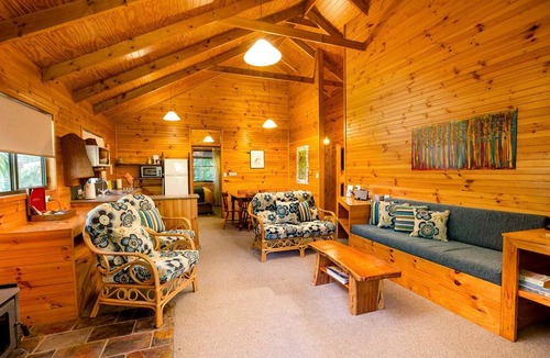 Mount Glorious Cabin | Spacious Cabin Perfect for a Weekend Getaway near Brisbane, Queensland