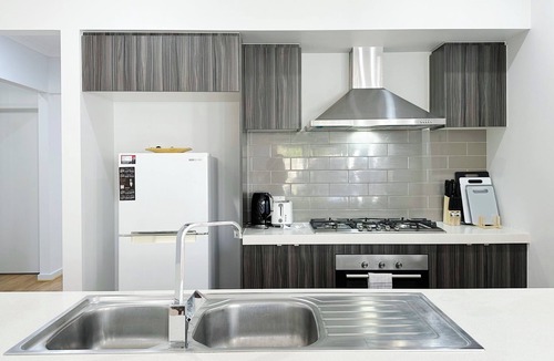 Truganina House | Spacious Comfy New: 7 beds 4 Rooms Easy Shopping