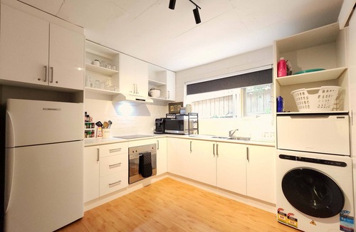 Highett House | Spacious Guest Room 7 Near Shops with Free Parking