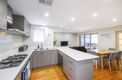 Scarborough House | Spacious house close to beach, Netflix-WIFI-Cot-Toys-Books-Aircond-Heater