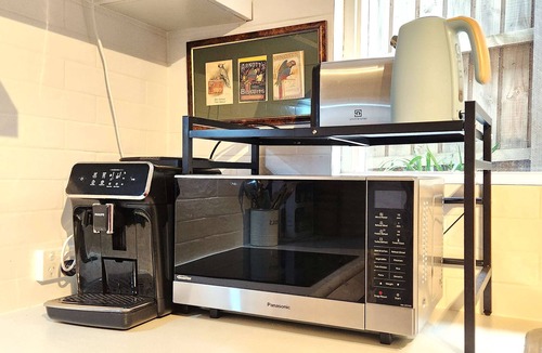 Highett House | Spacious King Room 8 w/Full Kitchen & Free Parking
