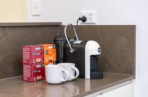 Mascot Apartment | Spacious Mascot 2BR Near Airport + Parking/Pets