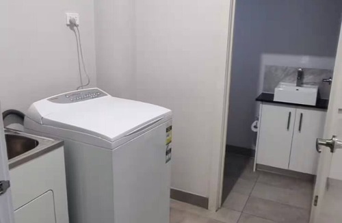 Altona Meadows House | Spacious n comfortable modern family home near Train Station with free wifi