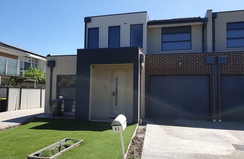 Altona Meadows House | Spacious n comfortable modern family home near Train Station with free wifi
