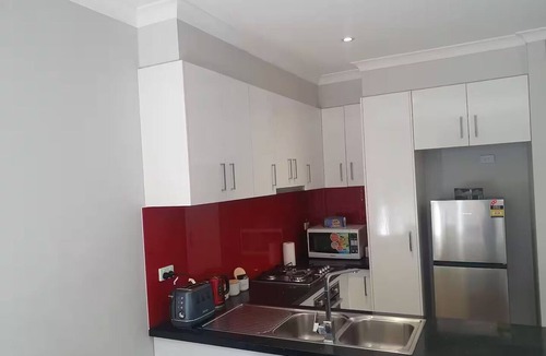 Altona Meadows House | Spacious n comfortable modern family home near Train Station with free wifi