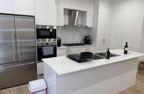 Menangle Park House | Spacious New Home for 12 Guests
