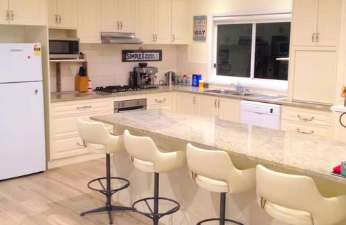 Oxley Cottage | Spacious Oxley Accommodation for a Fun-Filled Farm Stay, Victoria