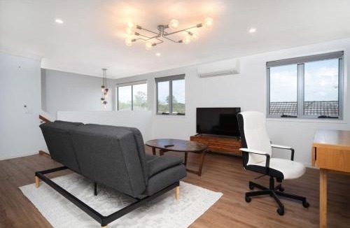 Heathwood House | Spacious Retreat with Balcony Patio and Family Comfort