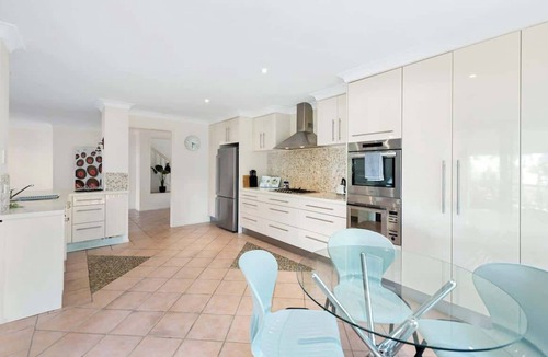 Mount Ommaney House | Spacious & Serene! 3Bed/2Bath/2+Cars ~ House