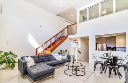 Wooloowin House | Spacious Townhouse|3 Bathrooms|5km City & Airport