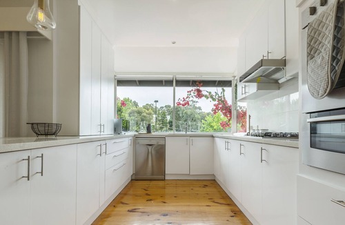 Templestowe House | Spacious Tranquility - 4 Bdrm - Pool, Tennis, Netflix.