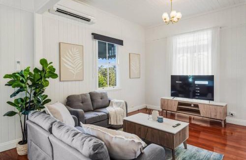 Wellers Hill House | Spacious upper 3BR Family Home in Quiet Tarragindi