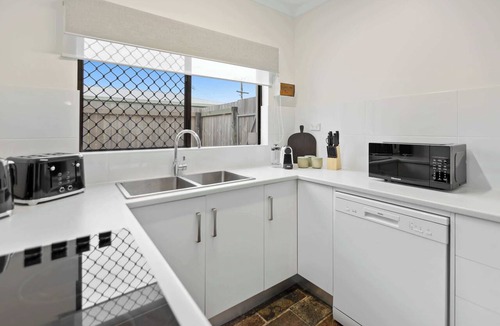 Whitfield House | Spacious Whitfield Townhouse