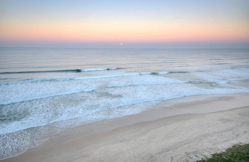 Main Beach House | Spectacular luxury beachfront apartment