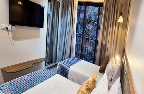 Gonda House | Standard King RoomPalette Fairmont Gonda