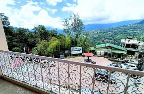 Gangtok House | Stay in this serene quiet and calm place with majestic view near to mg marg.