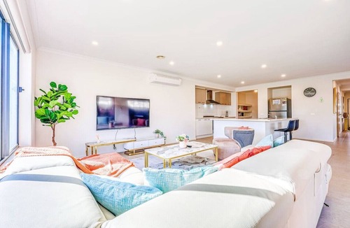Point Cook House | StayAU 4BR Tranquil Family Escape House Point Cook