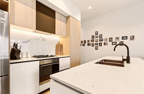 Coburg Apartment | StayCentral - Boulevard Gardens (Coburg) - Sacramento Way, Coburg - 3 Bedrooms, 4 Beds, 2 Bathrooms, 2 secure undercover parking spots.