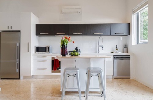 Northcote Apartment | StayCentral - Northcote Loft - Short Street, Northcote - 1 Bedroom, 1 Bed, 1 Bath 1 undercover parking spot