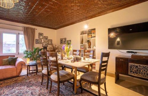 Srinagar Villa | StayVista's Waterside Estate - 4BHK with Pet Friendly & Mountain View