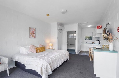 Geelong Apartment | Studio Apt, Prime Position, CBD, Mibnb