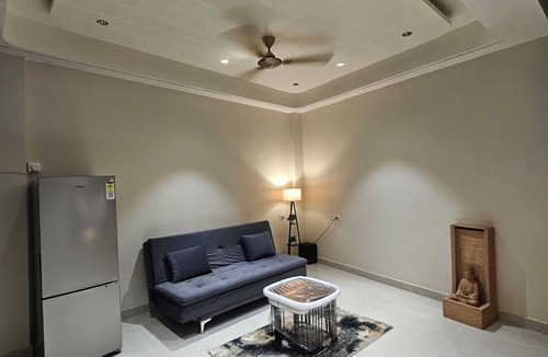 Allahabad Apartment | Studio HS Modern 2BR Dual AC 65" TV Full Amenities