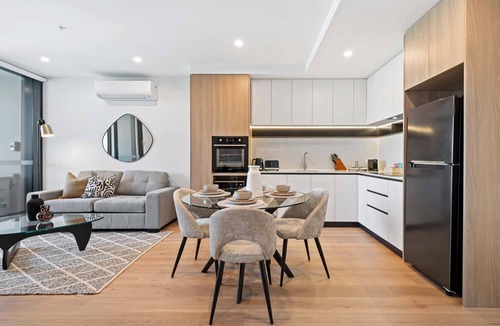 Alphington Apartment | Stunning 1-Bed with City Views and Amenities