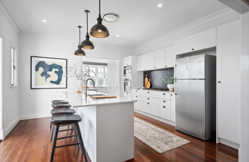 Greenslopes Apartment | Stunning Modern 1920’s house 4 mins from Brisbane CBD with enchanting City views