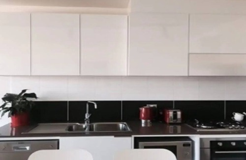 Abbotsford Apartment | Stylish 2BDR Retreat in Vibrant Abbotsford
