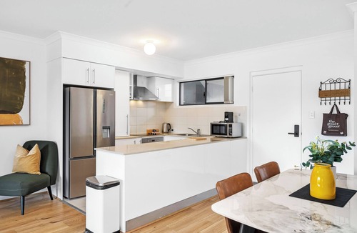 Beckenham Apartment | Stylish 2BR with Wi-Fi (100+ Mbps), TV big 75 inch -Beckenham