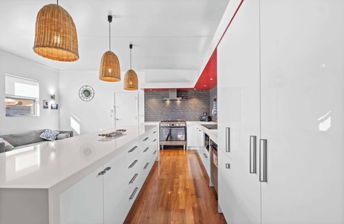 Hamilton Hill House | Stylish 4-Bedroom Coastal Family-Friendly Retreat