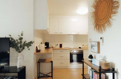 Launceston CBD Apartment | Stylish Parkside Stay | CBD with Parking