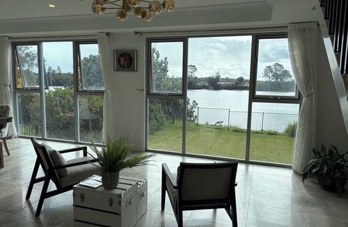 Helensvale House | Stylish Waterfront home
