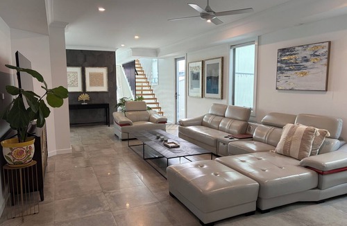 Helensvale House | Stylish waterfront home