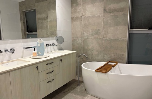 Helensvale House | Stylish waterfront home