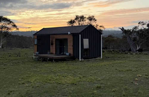 Jindabyne Cabin | Sugarloaf Hill, a quiet country escape only a short drive from town.