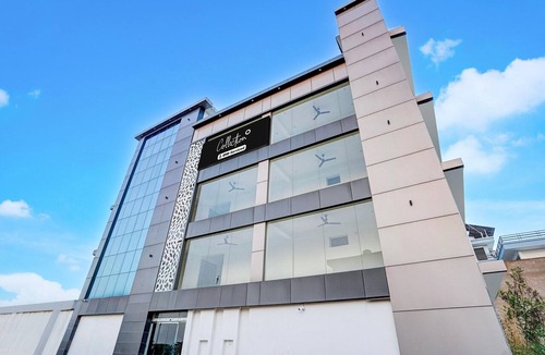 Auli House | Suite Room Friends Colony Lucknow