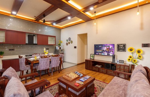 Bhim Nagar House | Sunflower Vista - 6BR Estate with Pool, Hot Tub & Hill Views, Mahabaleshwar